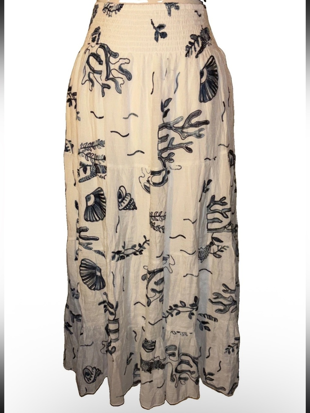 Kings road Women’s white Maxi Skirt with Navy Shell Print size small